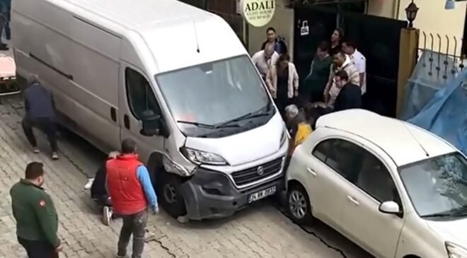 Freni patlayan minibüs iki kişiye çarptı!