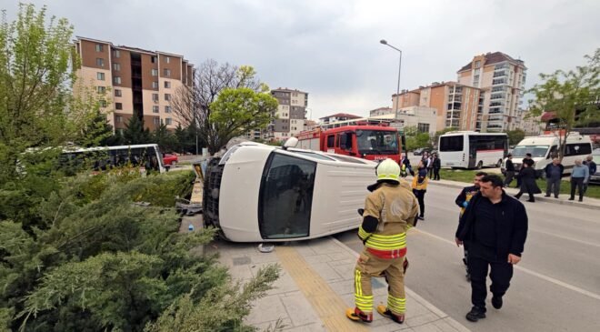 Otomobille çarpışan minibüs devrildi; 1 yaralı