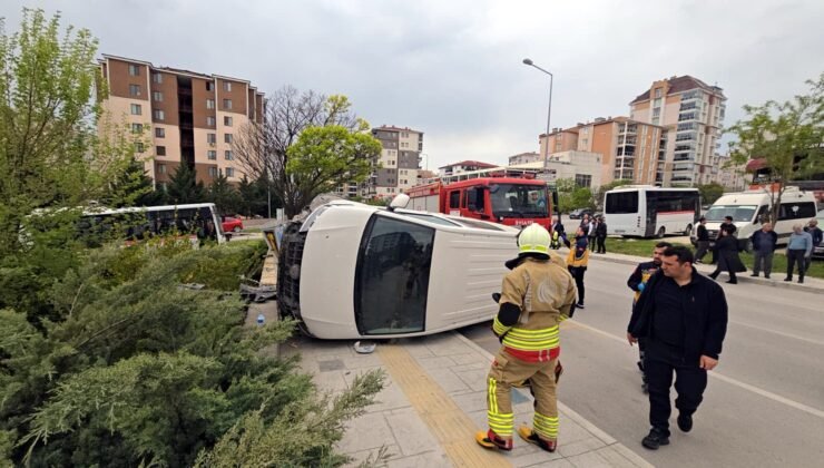 Otomobille çarpışan minibüs devrildi; 1 yaralı