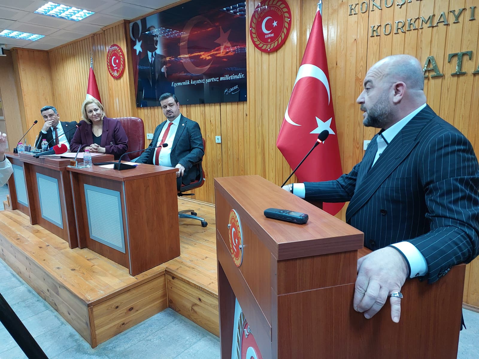 Geçerli görselin alternatif metni yok. Dosya adı: aga-meclis.jpg