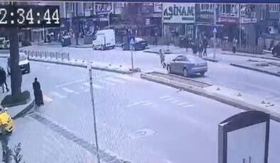 Otomobilin yayaya çarptığı anlar kamerada!