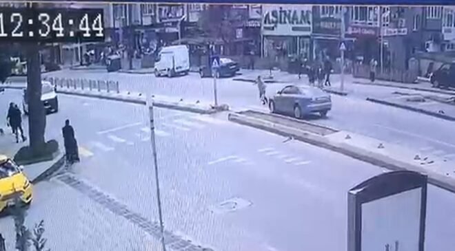Otomobilin yayaya çarptığı anlar kamerada!