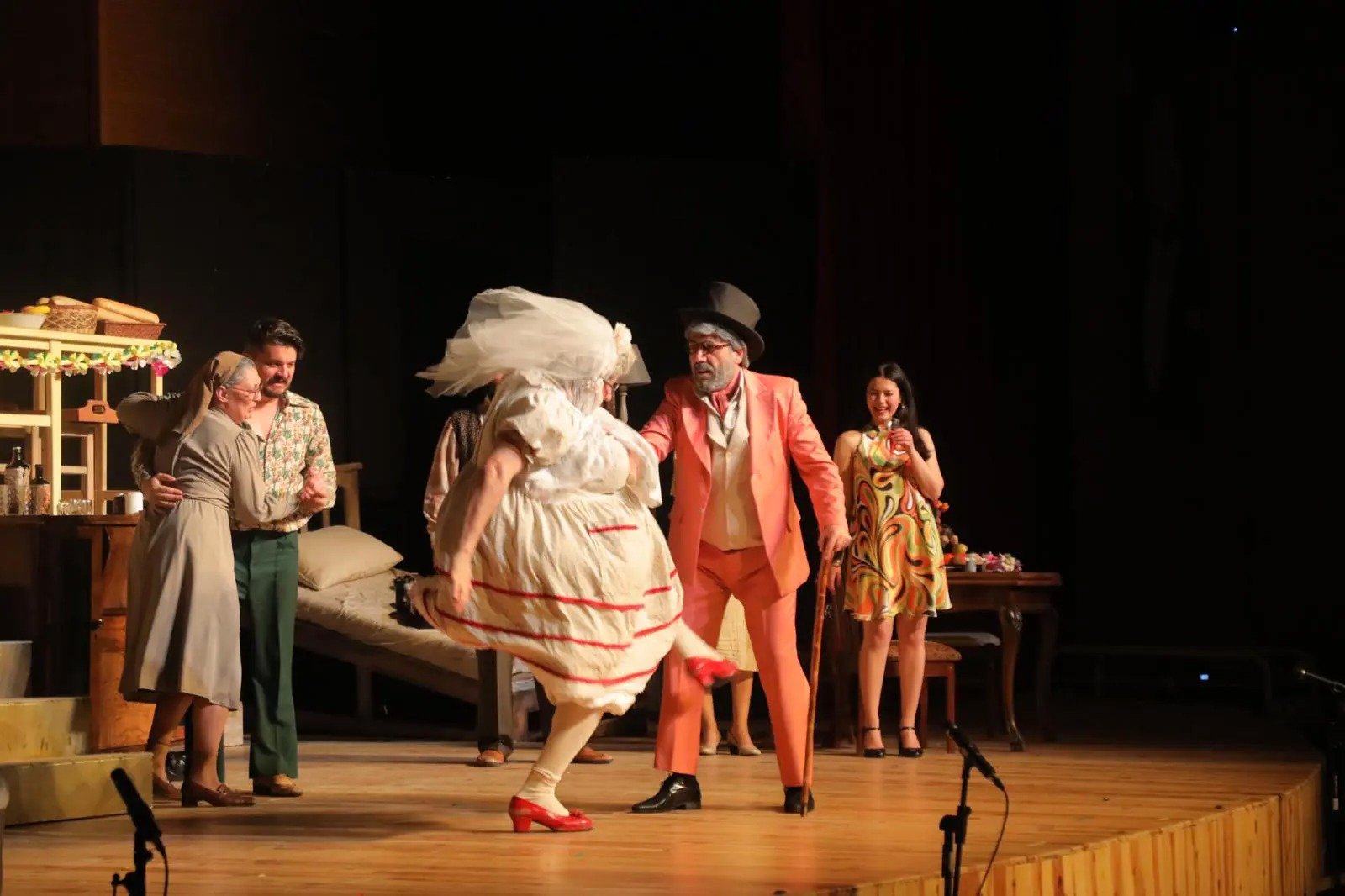 Geçerli görselin alternatif metni yok. Dosya adı: babaanne-tiyatro-13.jpg