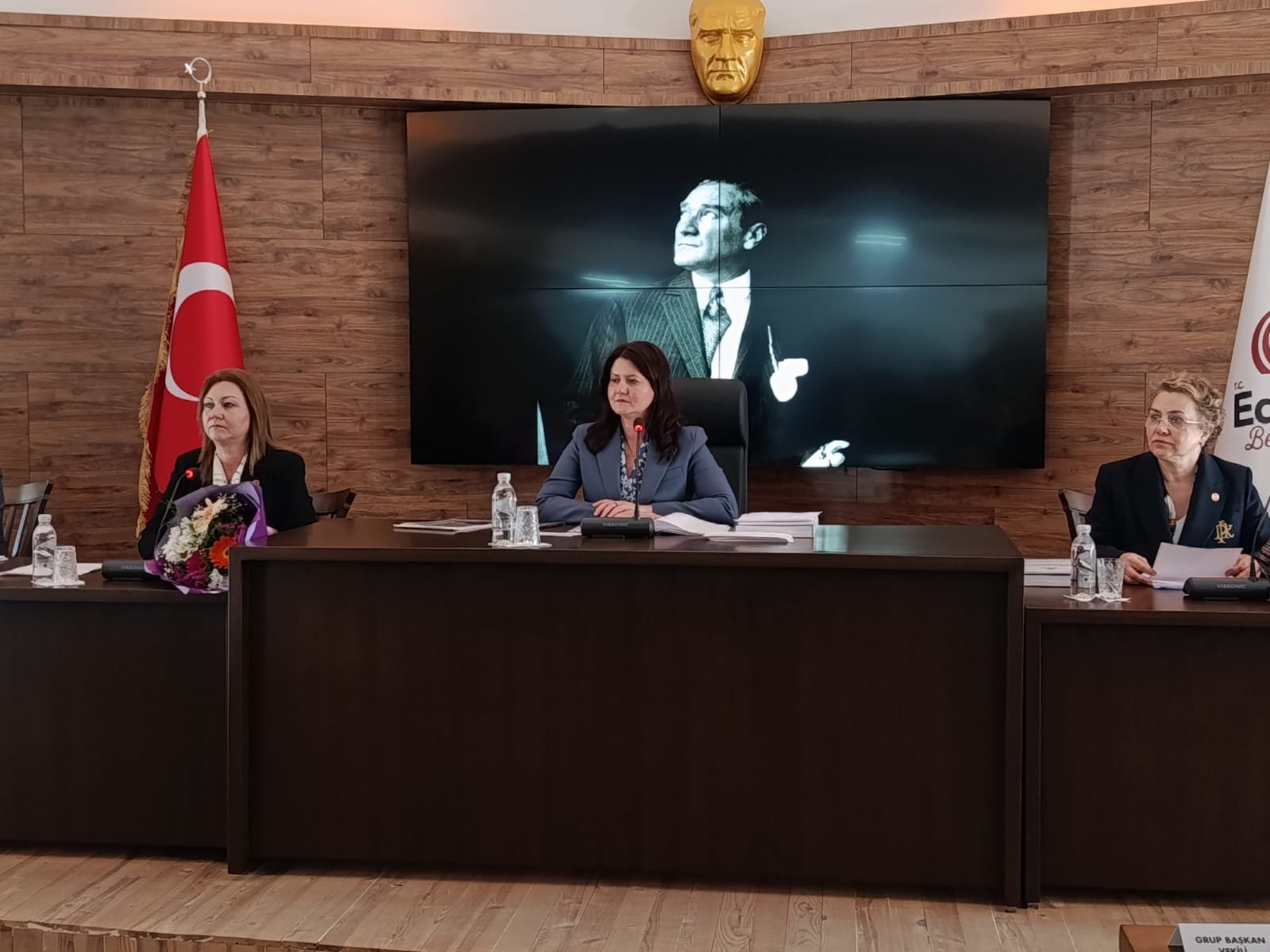 Geçerli görselin alternatif metni yok. Dosya adı: belediye-meclisi-2.jpeg