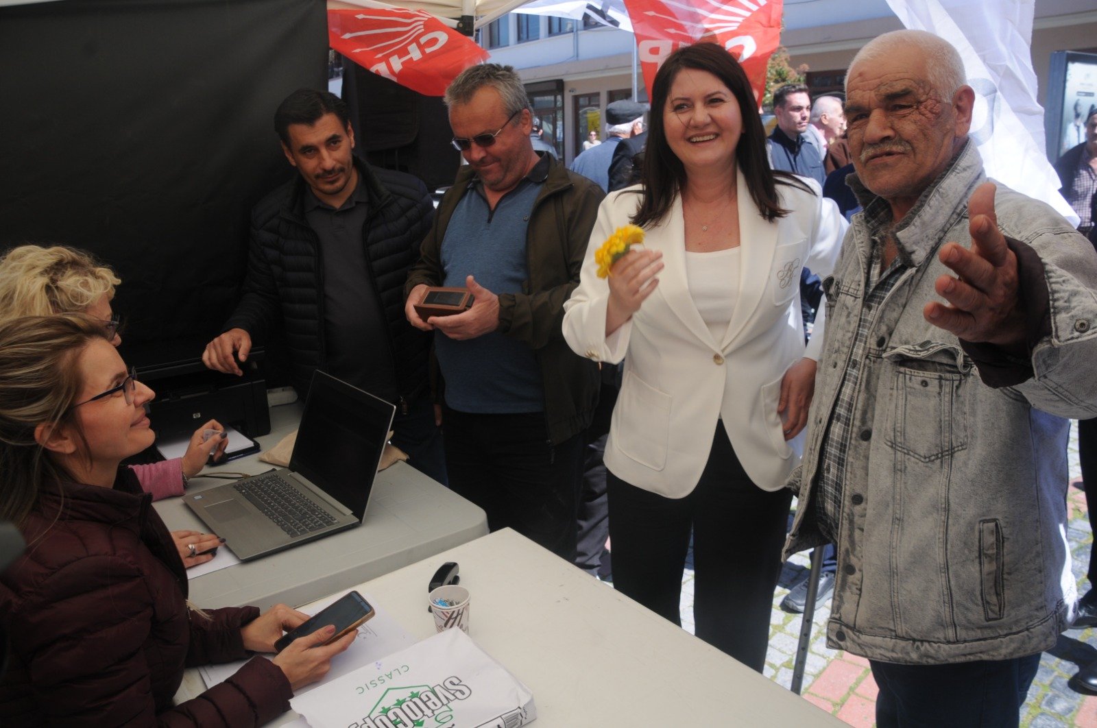 Geçerli görselin alternatif metni yok. Dosya adı: chp-uye-2.jpeg