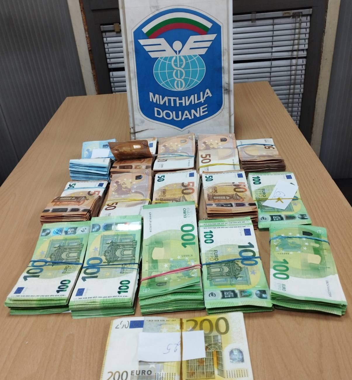 Geçerli görselin alternatif metni yok. Dosya adı: doviz.jpg