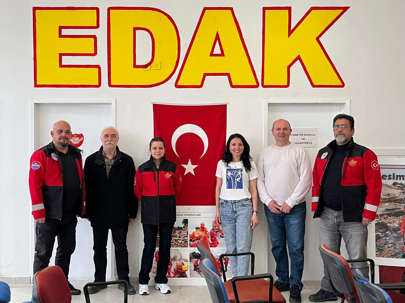 Geçerli görselin alternatif metni yok. Dosya adı: ekk-afet-ziyaret.jpg