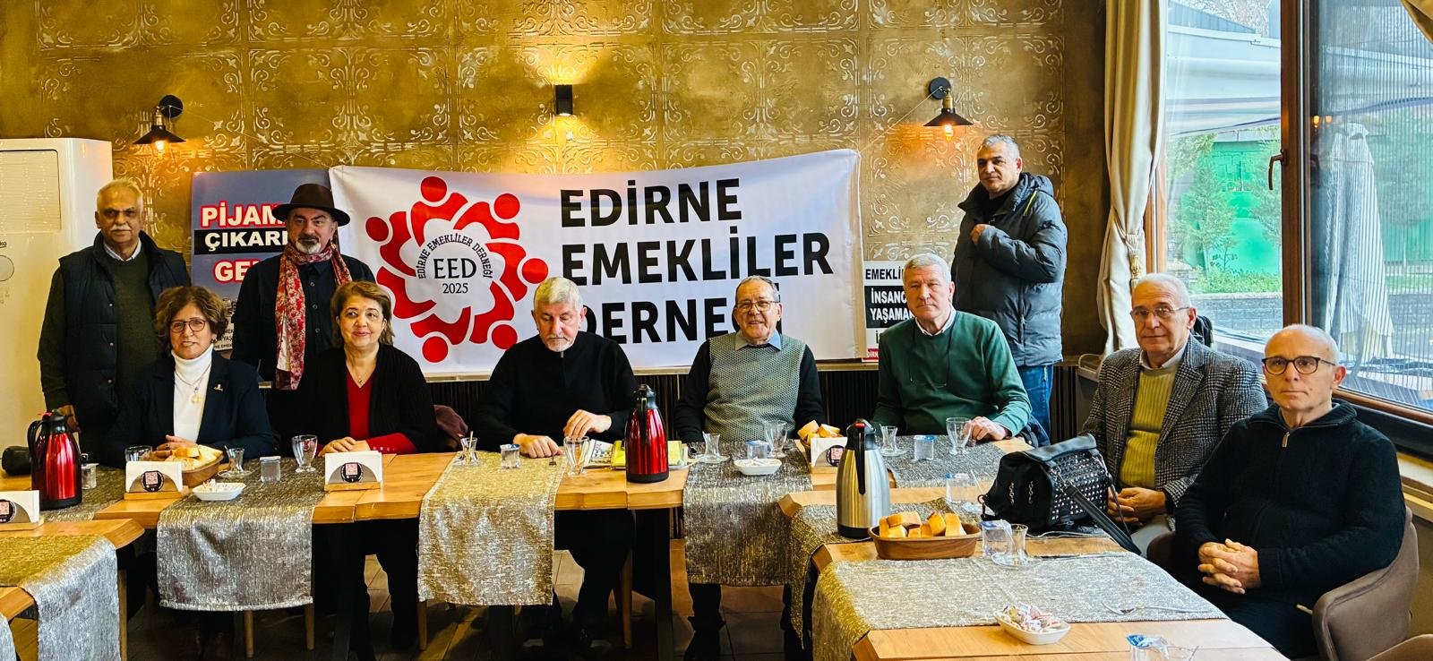 Geçerli görselin alternatif metni yok. Dosya adı: emekli.jpg