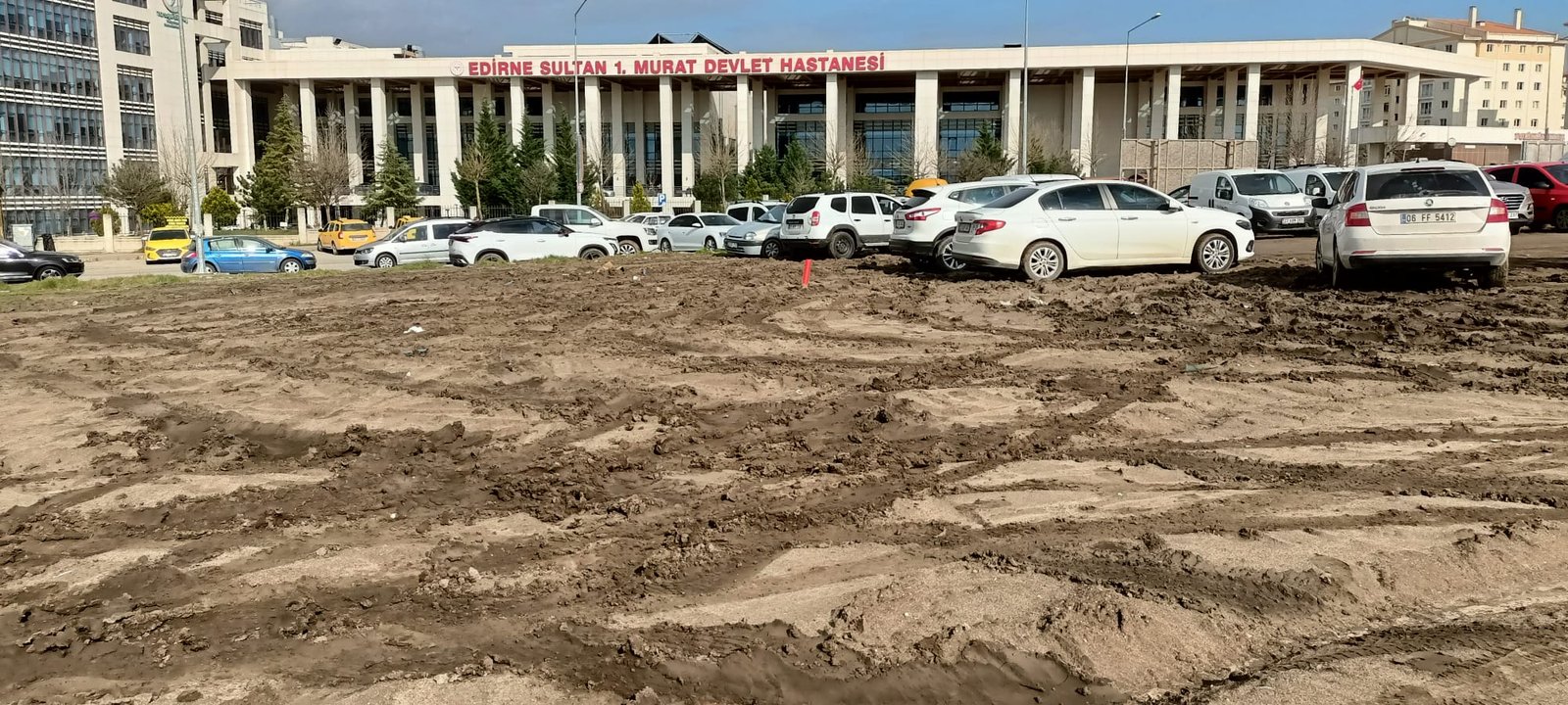 Geçerli görselin alternatif metni yok. Dosya adı: hastane-otopark.jpg