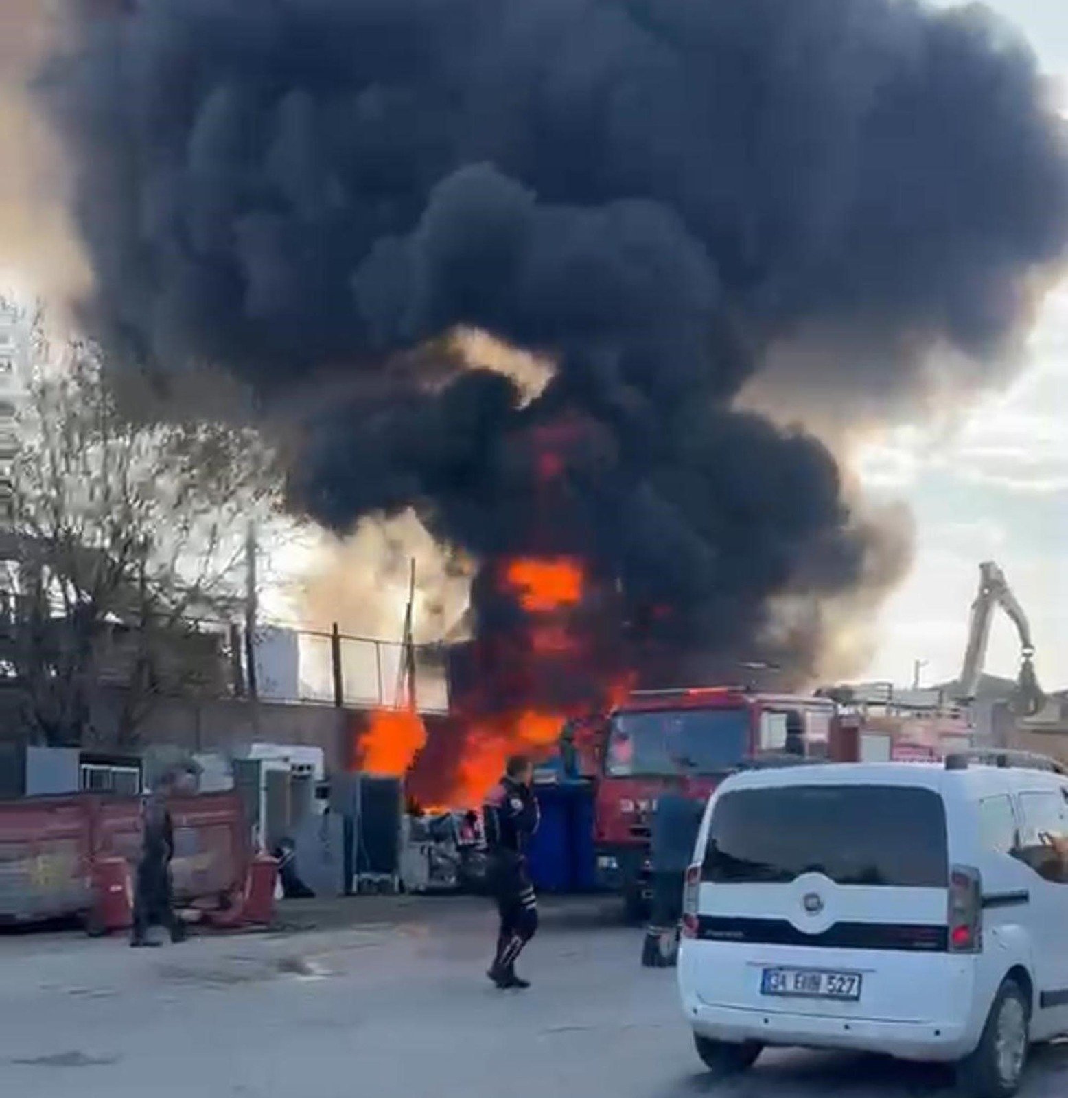 Geçerli görselin alternatif metni yok. Dosya adı: hurdaci-yangin-4.jpeg