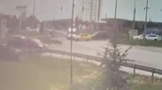 Ambulansla taksi çarpıştı: 5 yaralı!