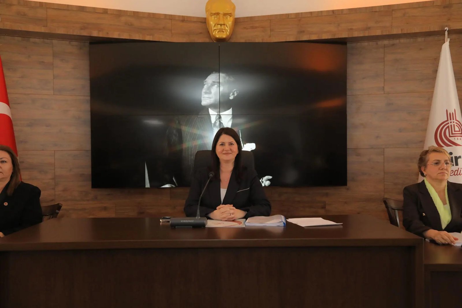 Geçerli görselin alternatif metni yok. Dosya adı: meclis1.jpg