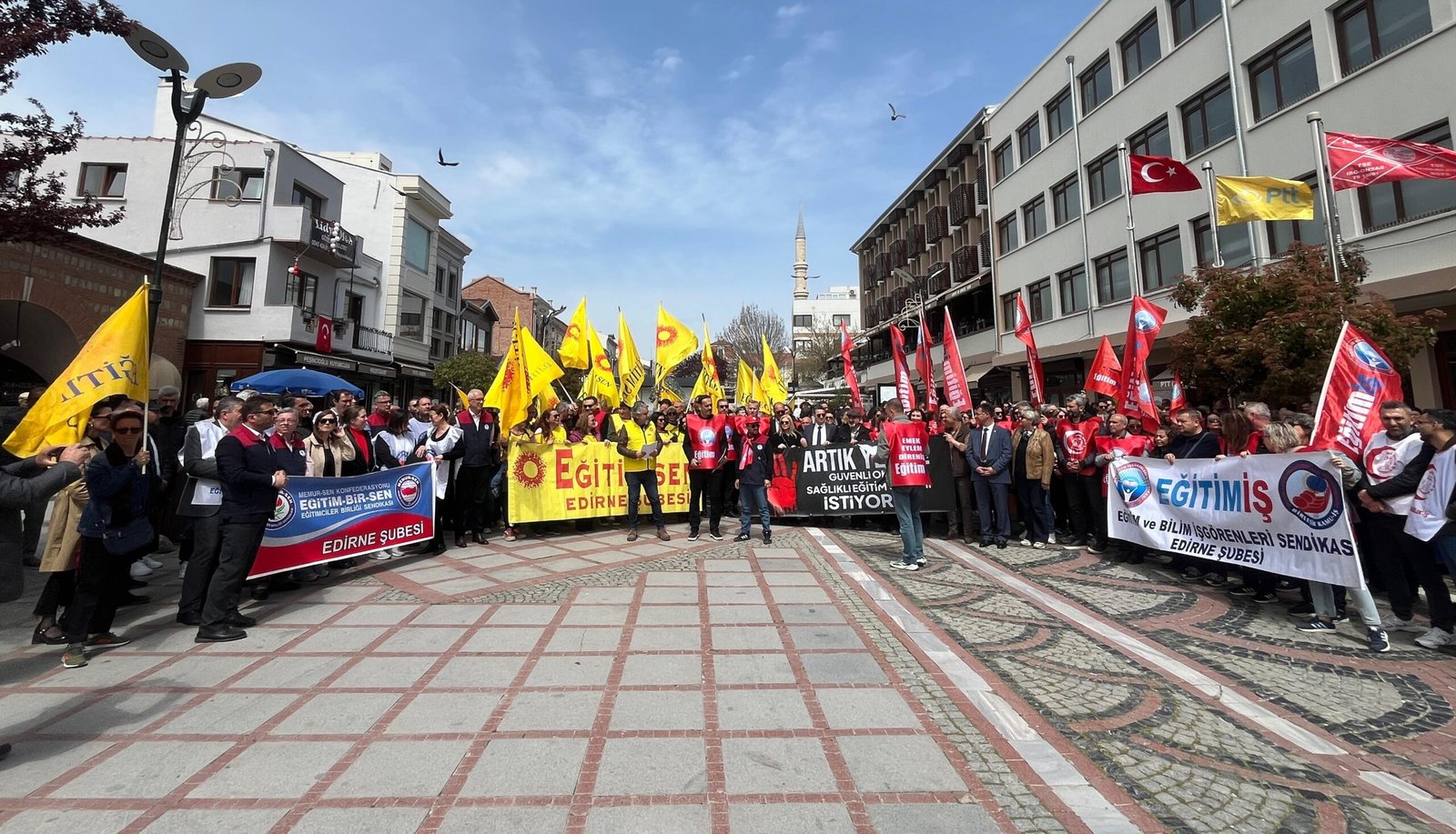 Geçerli görselin alternatif metni yok. Dosya adı: ogretmenler-1-scaled.jpeg