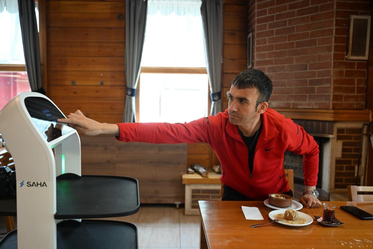 Geçerli görselin alternatif metni yok. Dosya adı: robot-garson1.jpg