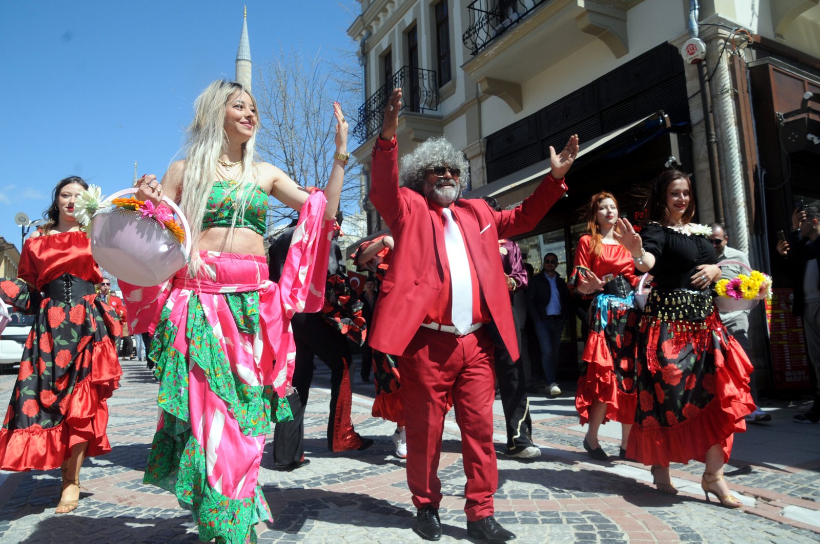 Geçerli görselin alternatif metni yok. Dosya adı: romanlar-gunu-5-scaled.jpg