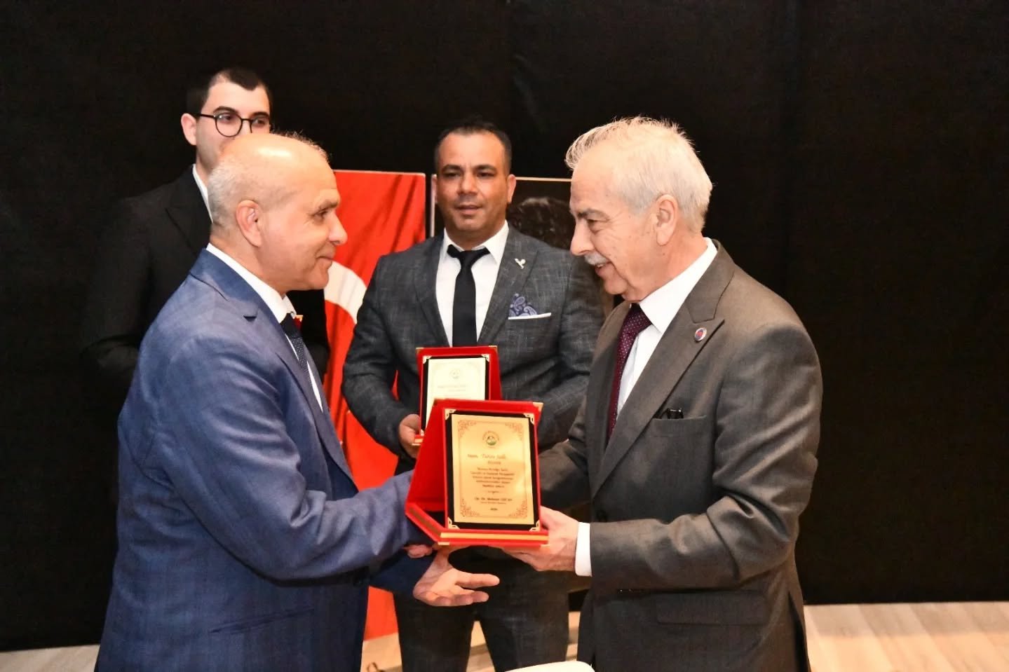 Geçerli görselin alternatif metni yok. Dosya adı: turan.jpg