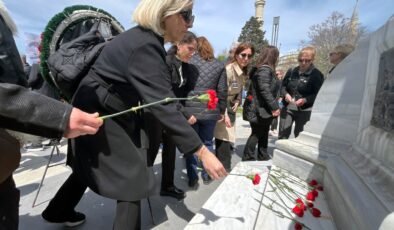 Kahramanmaraş acısına ‘karanfillerle’ anma