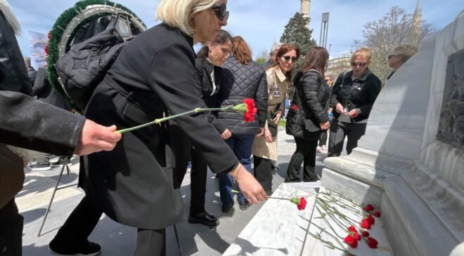 Kahramanmaraş acısına ‘karanfillerle’ anma