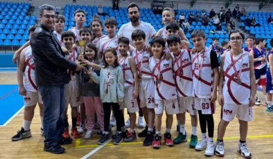 U-12 Erkek Basket’te M&M şampiyon