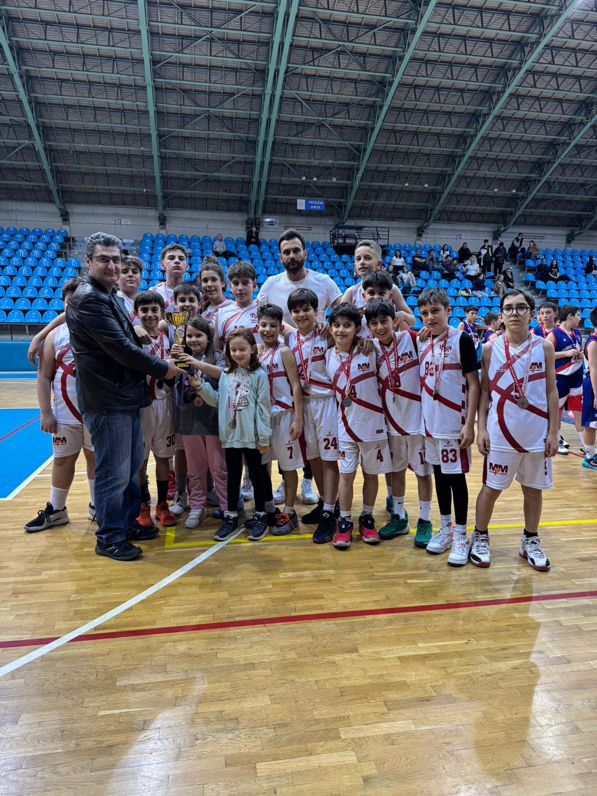 Geçerli görselin alternatif metni yok. Dosya adı: u12-erkek-bsket.jpg