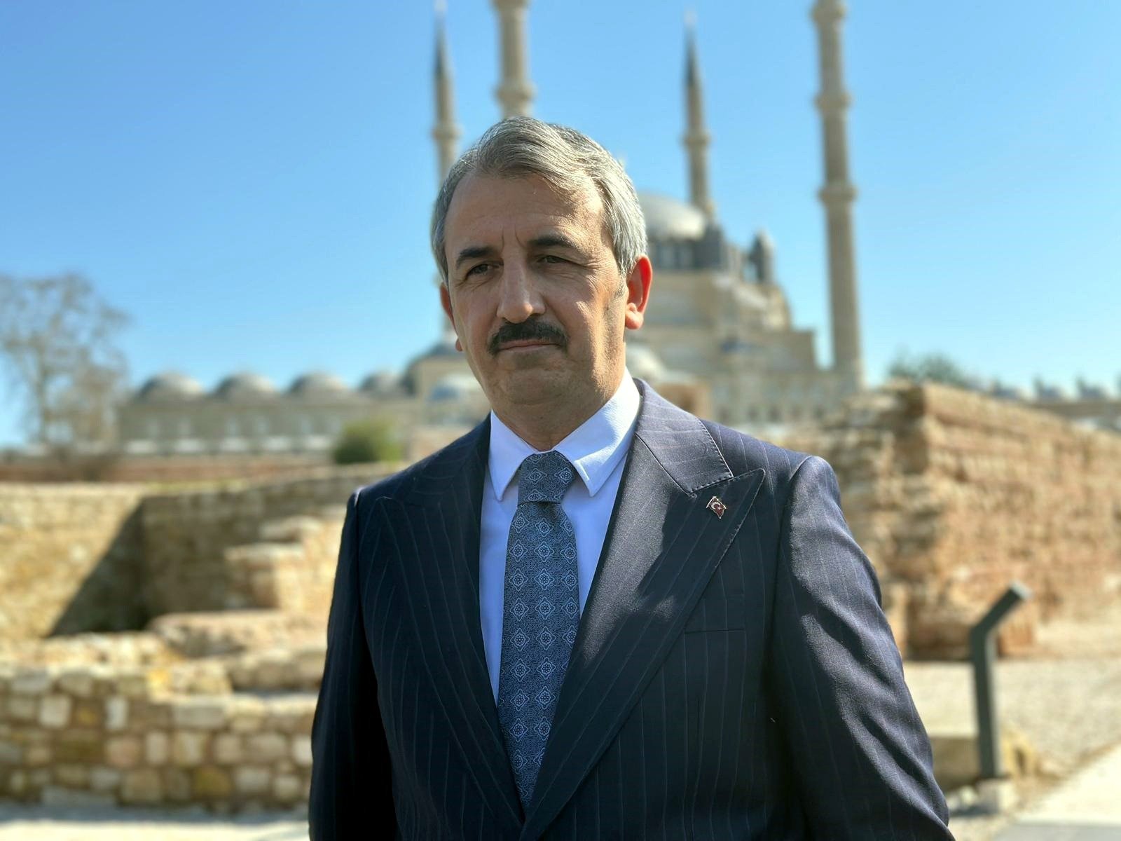 Geçerli görselin alternatif metni yok. Dosya adı: vali-3.jpg