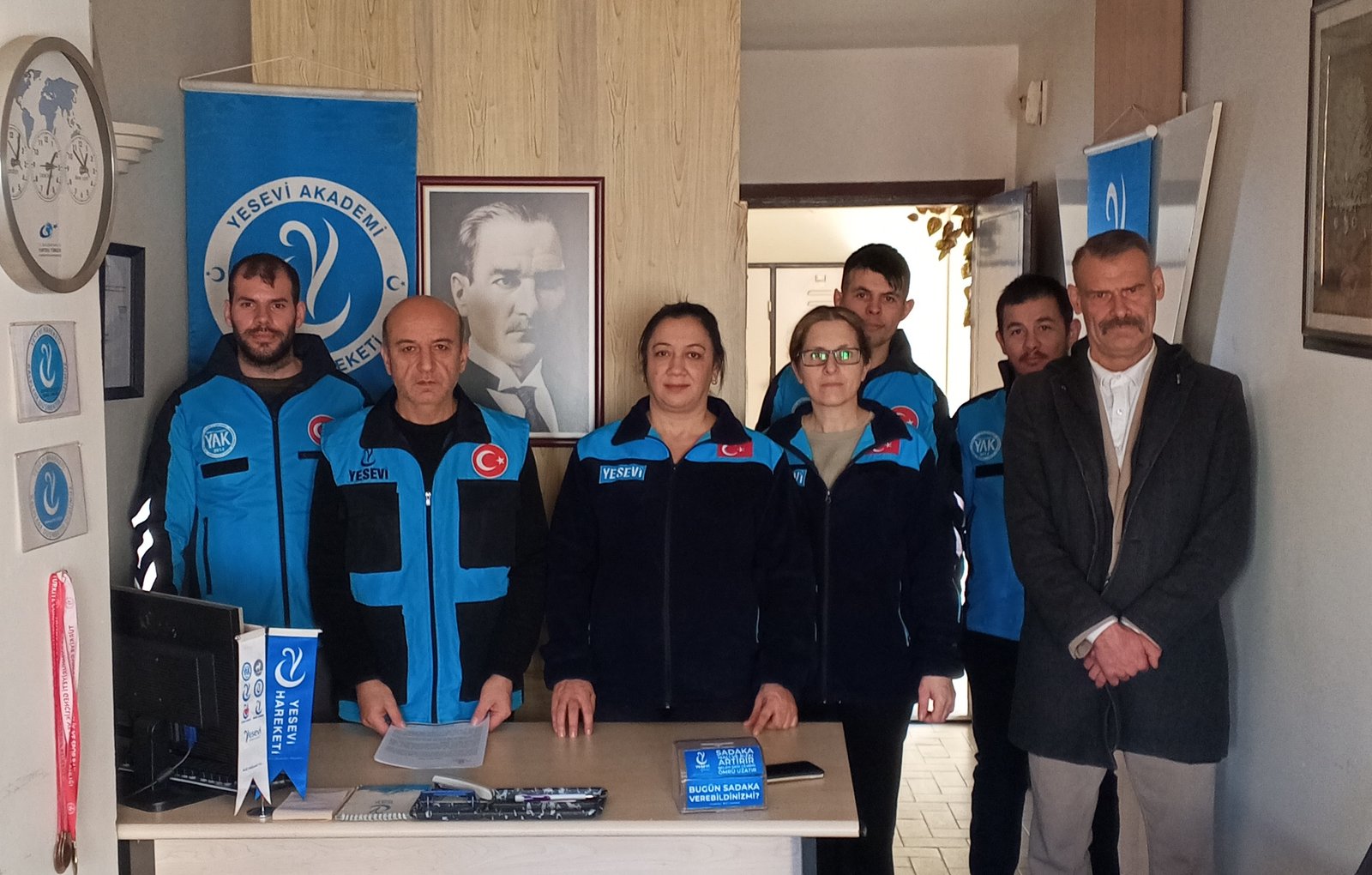 Geçerli görselin alternatif metni yok. Dosya adı: yesevi.jpg