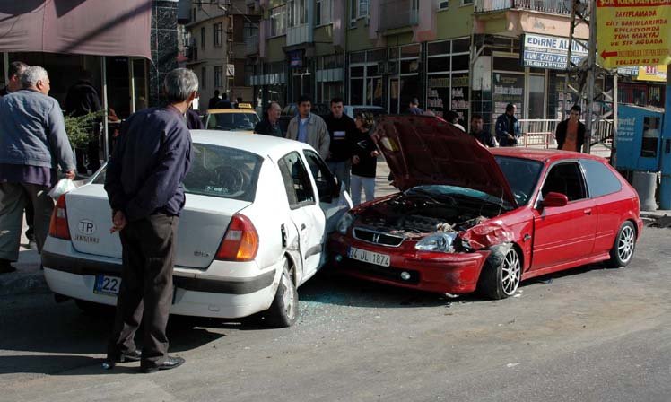 Geçerli görselin alternatif metni yok. Dosya adı: EDIRNEDE-TRAFIK-KAZASI-3-YARALI-1.jpg