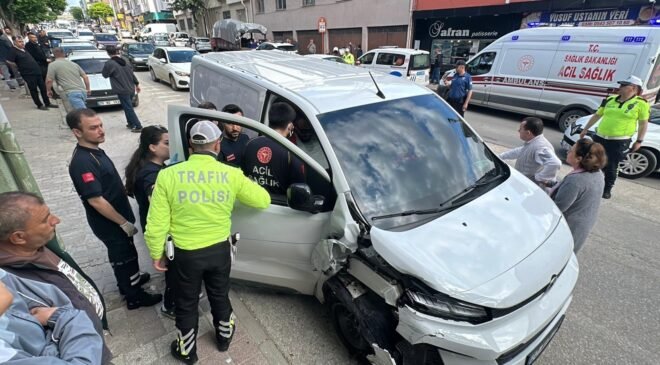 Kamyonet 5 araca çarptı; 2 yaralı