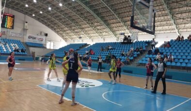 Basketbolda U16 kızlar savaşı