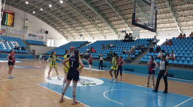 Basketbolda U16 kızlar savaşı