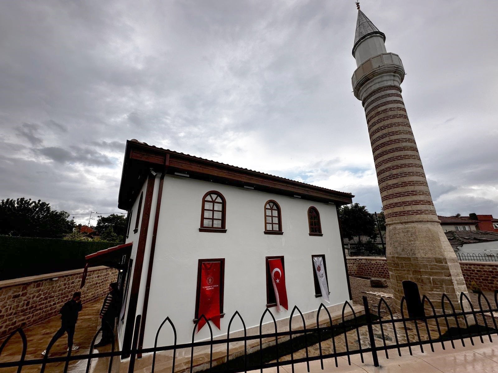 Geçerli görselin alternatif metni yok. Dosya adı: cami-acilisi-4.jpeg