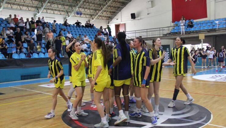 Basketbol U16 kızlarda şampiyon Fener