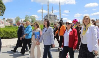 Gencan, özel günlerinde annelerle birlikteydi!