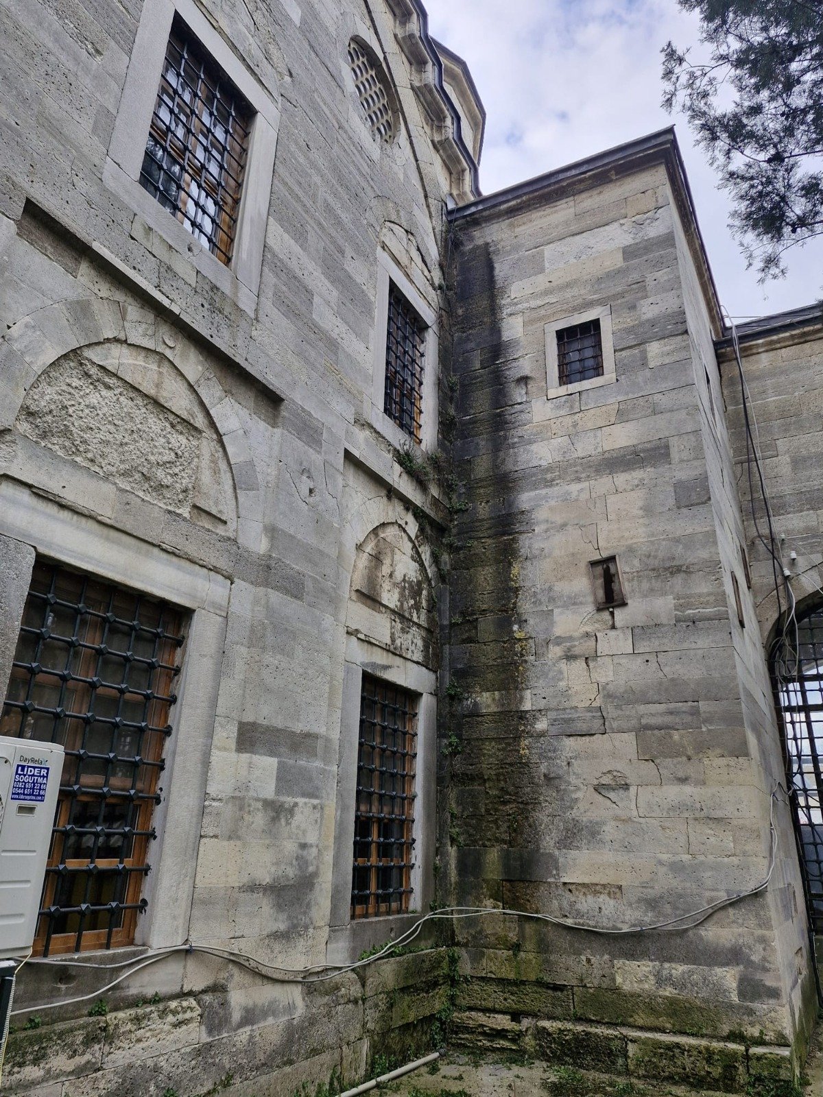 Geçerli görselin alternatif metni yok. Dosya adı: sokullu-cami.jpg