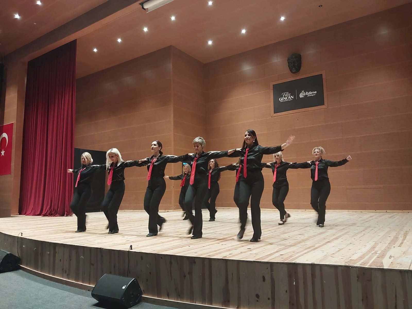Geçerli görselin alternatif metni yok. Dosya adı: yunan-konser2.jpg