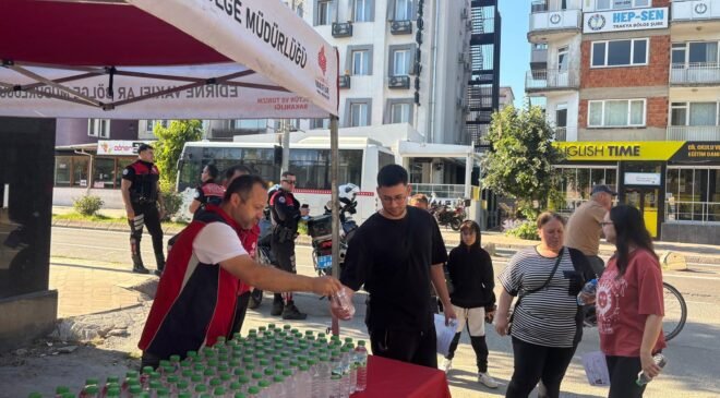YKS’de öğrencilere su Vakıflar’dan