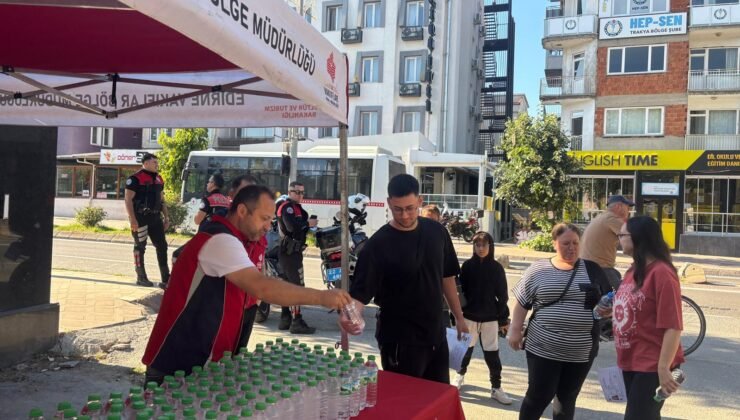 YKS’de öğrencilere su Vakıflar’dan