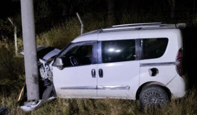 Otomobil aydınlatma direğine çarptı; 1 yaralı