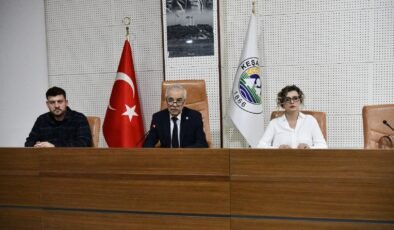 Özcan’dan yeni rozetiyle ilk toplantı