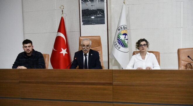 Özcan’dan yeni rozetiyle ilk toplantı