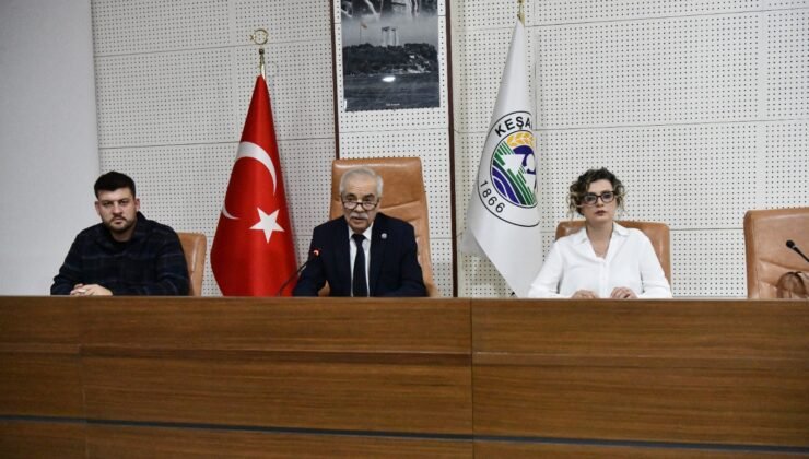 Özcan’dan yeni rozetiyle ilk toplantı