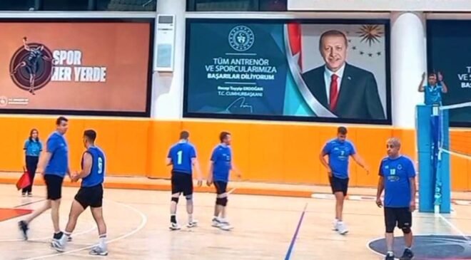 Voleybol turnuvası hız kesmiyor