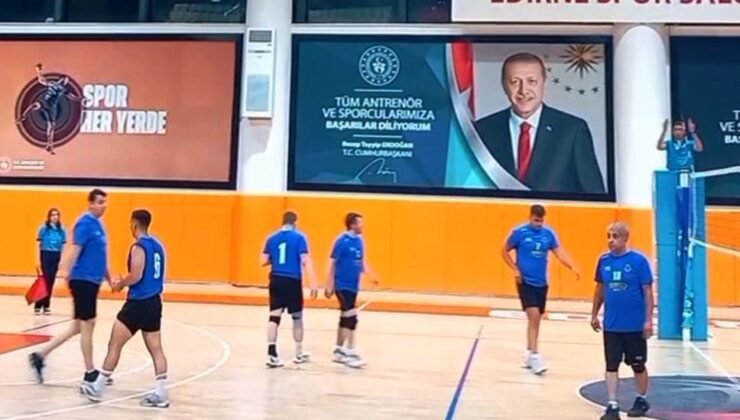 Voleybol turnuvası hız kesmiyor
