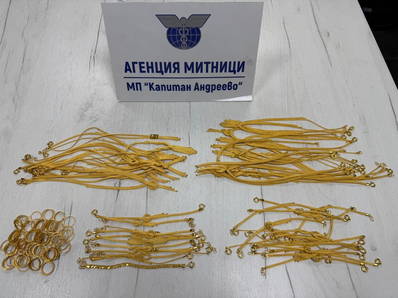 Geçerli görselin alternatif metni yok. Dosya adı: altin.jpg