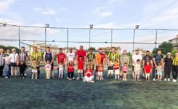 Çocuklar ve babalar aynı sahada