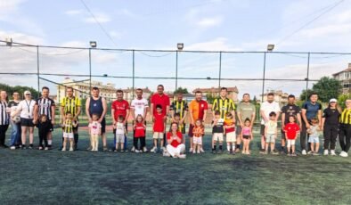 Çocuklar ve babalar aynı sahada