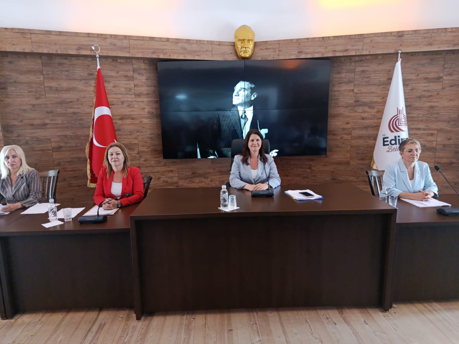 Geçerli görselin alternatif metni yok. Dosya adı: belediye-meclisi-4-1.jpeg