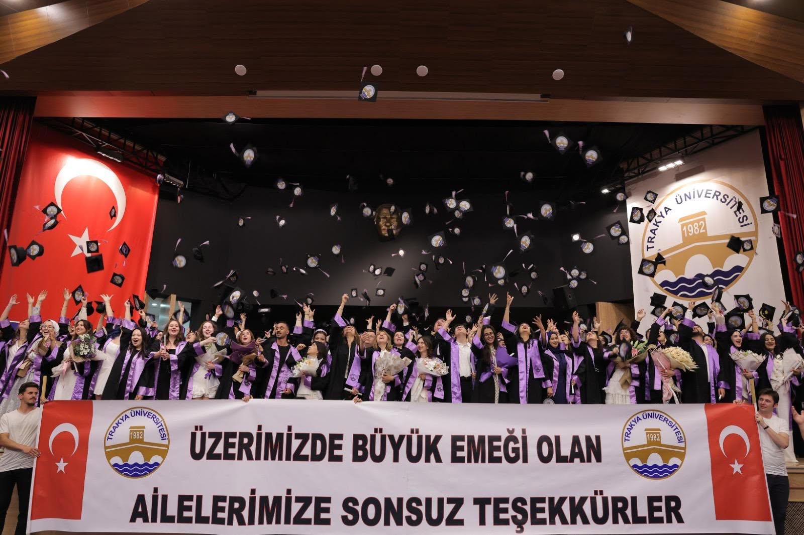 Geçerli görselin alternatif metni yok. Dosya adı: egitim-mezun.jpg