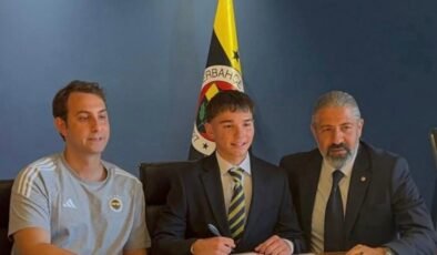 Emirhan’dan Fenerbahçe’ye profesyonel imza