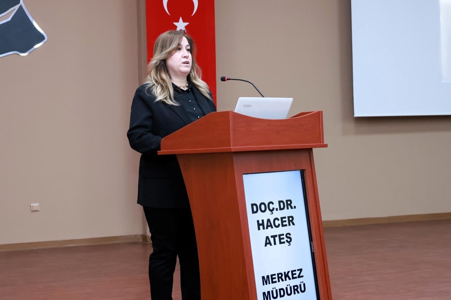 Geçerli görselin alternatif metni yok. Dosya adı: hacer-ates.jpg